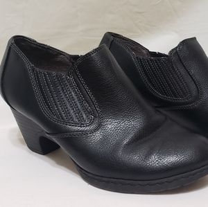 Women's wide width ankle booties